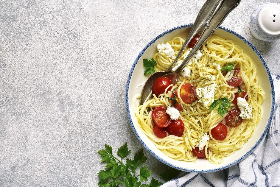 Macarrão com queijo ricotta e tomate cereja