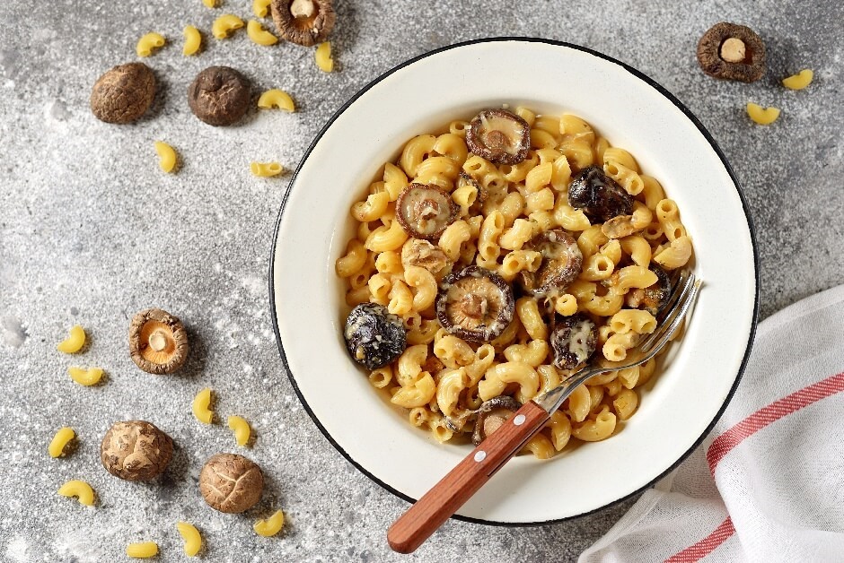 Macarrão com queijo e cogumelos