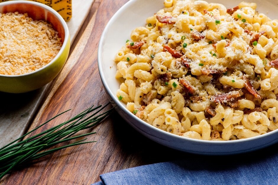 Macarrão com queijo, cerveja e bacon